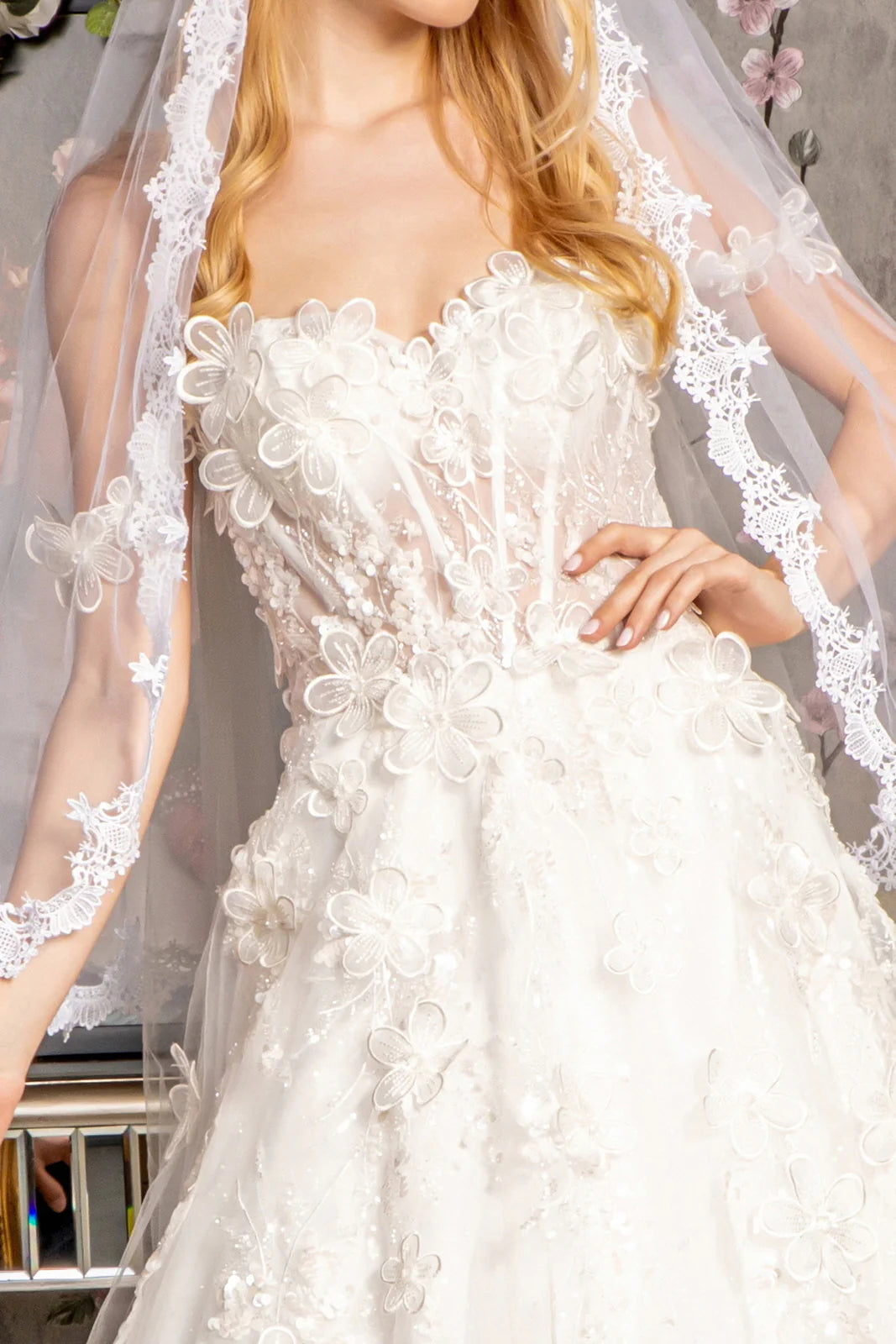 Abito da sposa con maniche a mantello e spalle scoperte, con decalcomania floreale 3D